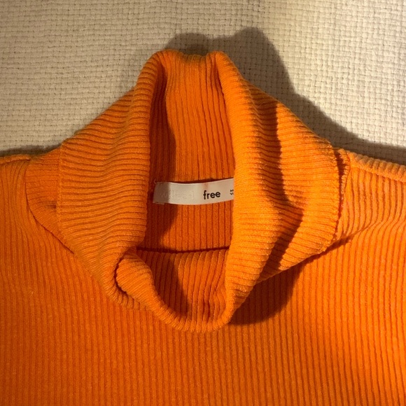 Aritzia Orange cropped turtleneck - Picture 2 of 2